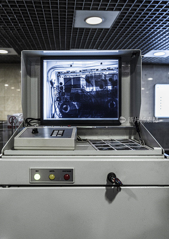 莫斯科地铁车站x光安检扫描仪上显示的行李。