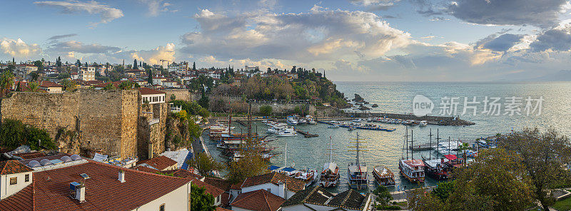安塔利亚全景卡列齐老城与港口，美丽的云在天空，安塔利亚，土耳其