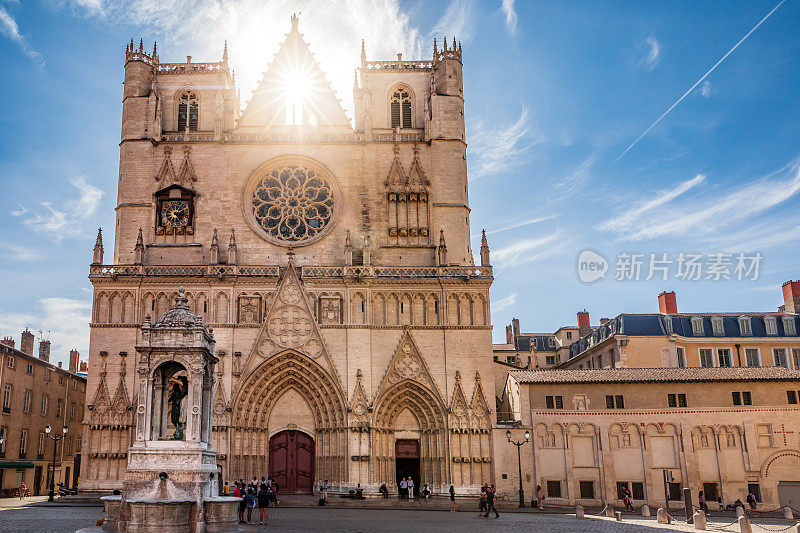 法国里昂老城区广场上雄伟的圣-让-巴蒂斯特大教堂吸引了大批游客