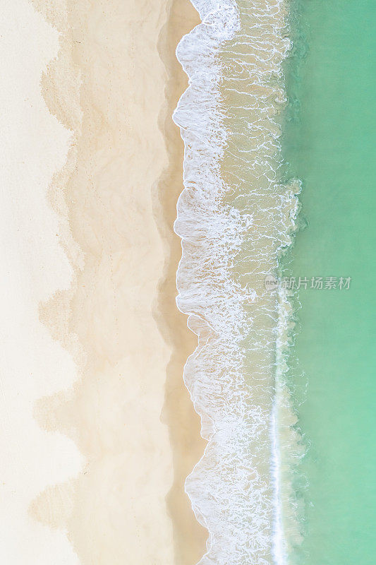 鸟瞰海滩上碧绿的海水和沙滩