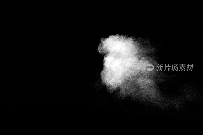 雾或烟在黑色背景上移动