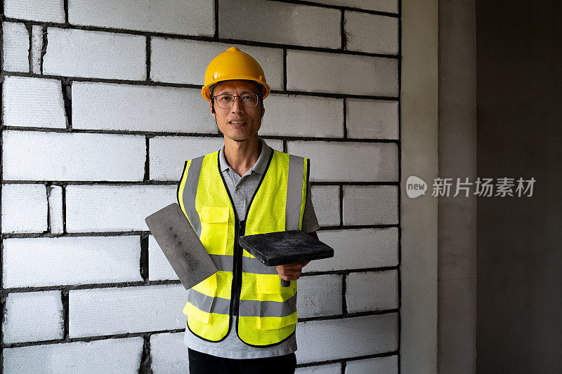 亚洲中年男性建筑工人在建筑工地