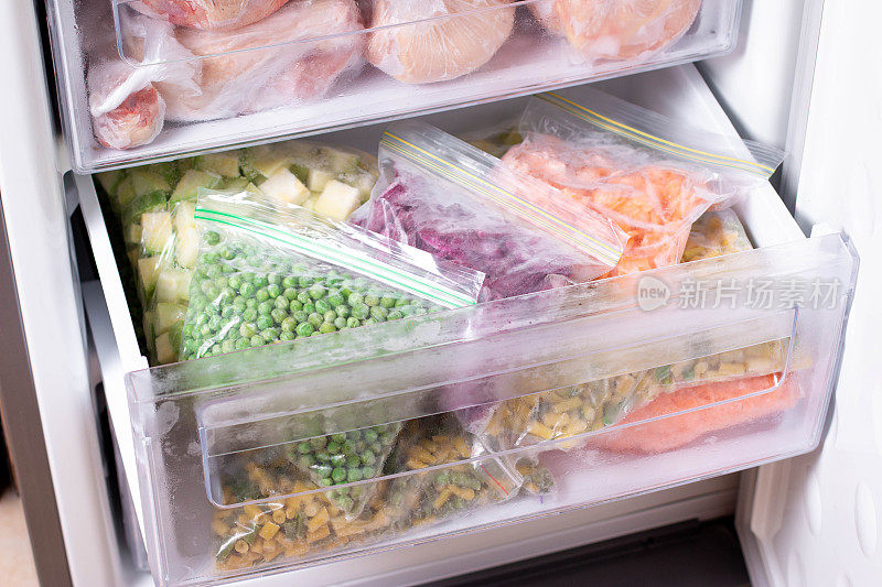 冷藏蔬菜的分类。冰箱里的冷冻食品