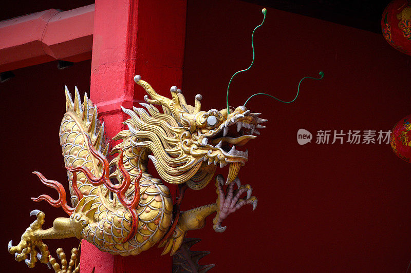 中国寺庙中的中国龙雕塑