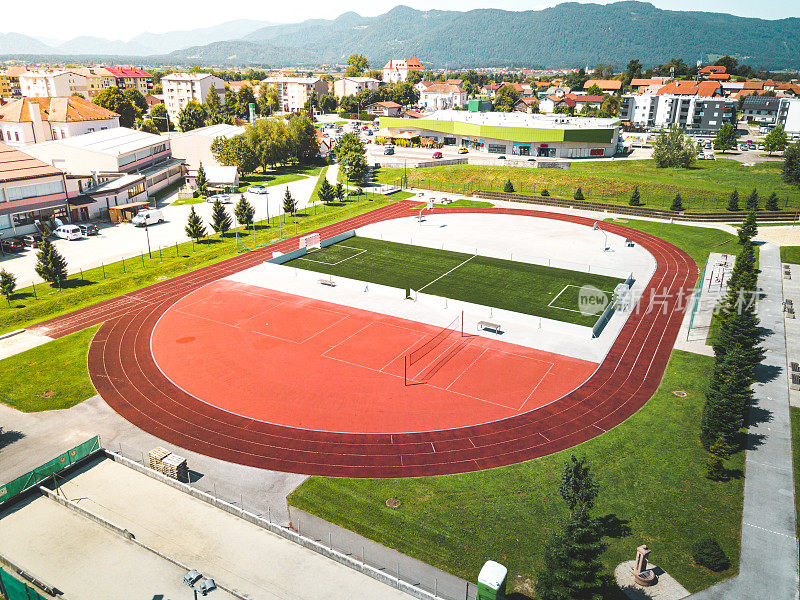 鸟瞰图的体育运动和康乐中心与跑道，足球和篮球