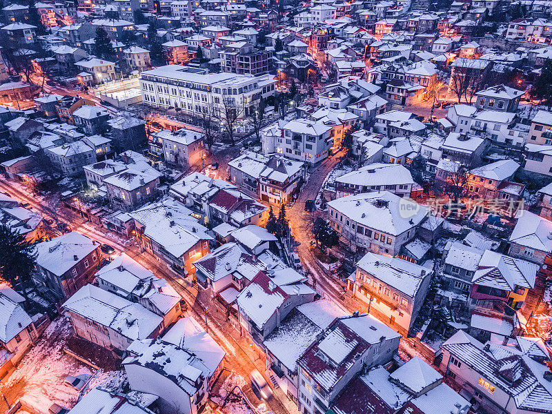 冬天的鸟瞰图。夜幕降临在维利科・塔诺沃城。