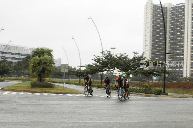 男子标准公路自行车比赛在平移照片