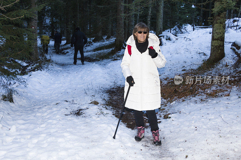 一群朋友在雪山里享受冬日漫步。