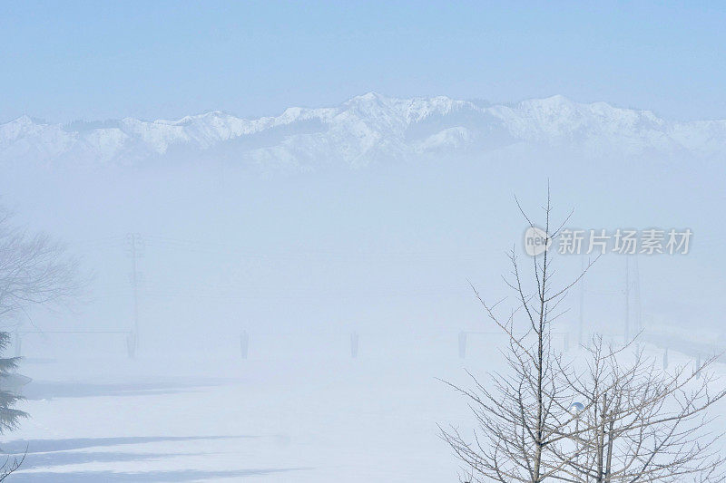 雾中的山景