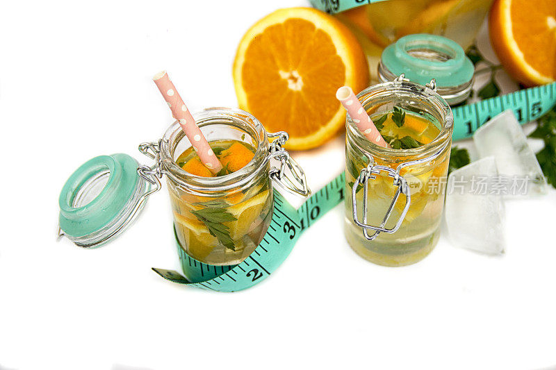 加柑橘类水果的清凉柠檬水