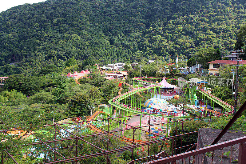 日本大分别府斜坡上的空旷乐天寺主题公园。
