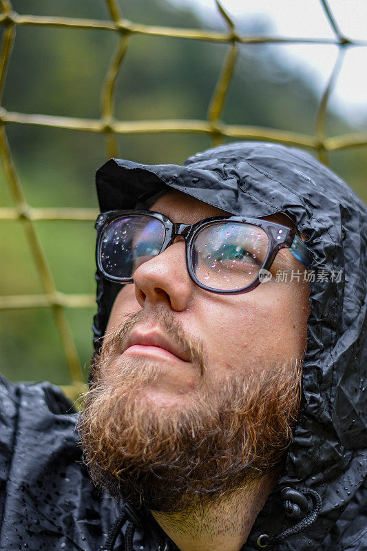 透过足球场上的球网观看暴风雨