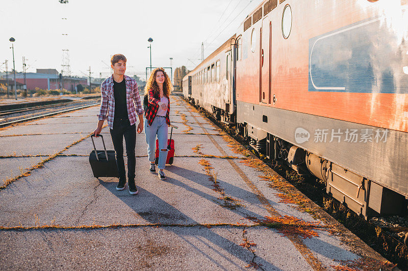 甜蜜的情侣在火车站散步