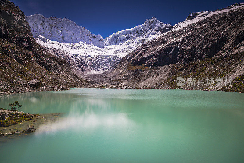 秘鲁安第斯山脉，有冰川和白雪皑皑的布兰卡山脉的拉卡泻湖