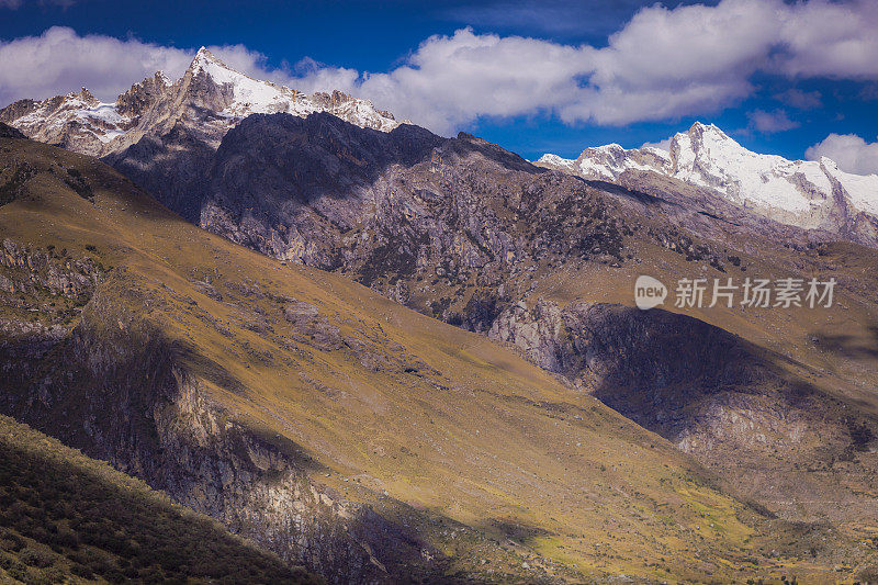 秘鲁安第斯山脉附近的布兰卡山脉有着田园诗般的风景和草甸