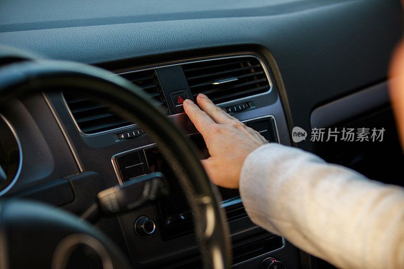 女人在车里推着警示灯