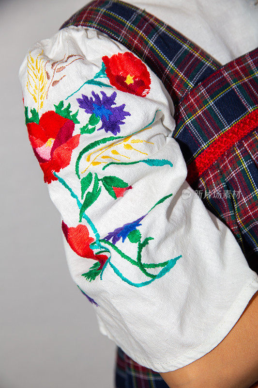 民间手工刺绣用彩线绣在天然织物上，服装元素搭配装饰