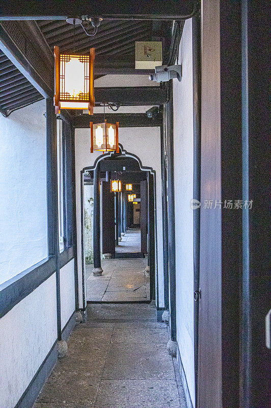 浙江绍兴古镇中式建筑里的回廊