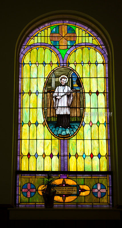 科内荷斯:瓜达卢佩教堂的圣母彩绘玻璃窗