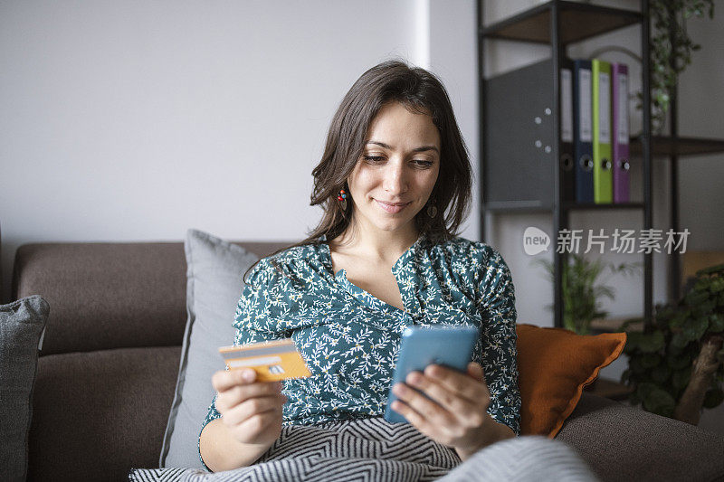 用智能手机刷卡购物的女人