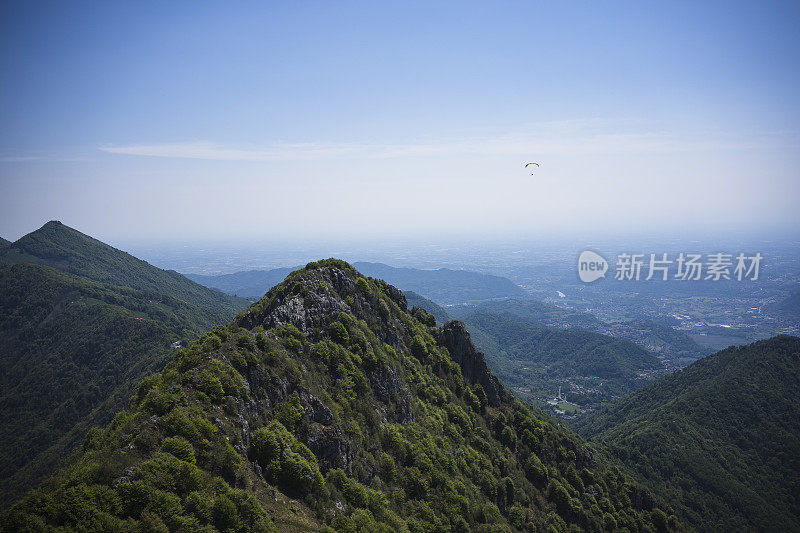 全景空中山景与滑翔伞