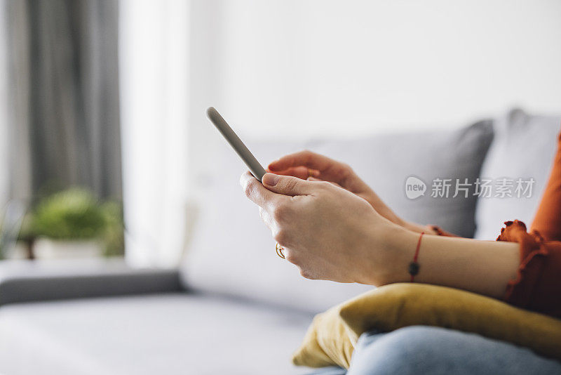 商界女性:匿名年轻女商人在家工作时使用手机