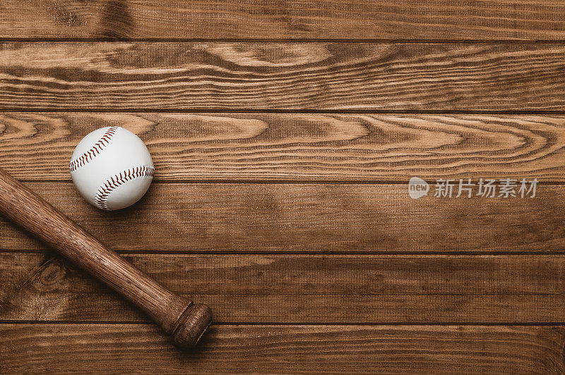 在木地板上放棒球棒和球。体育主题背景与复制空间的文字和广告