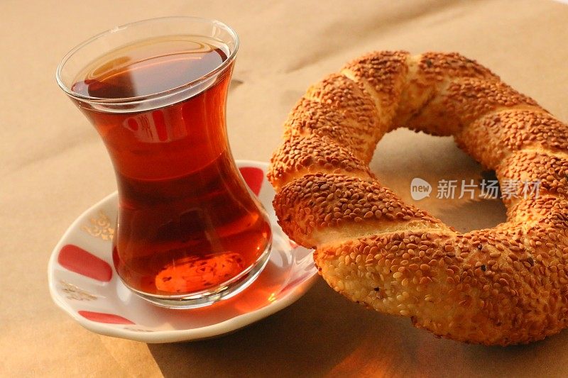 土耳其香脆百吉饼，棕色包装纸上有芝麻，还有土耳其红茶