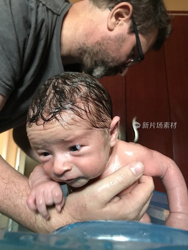 新生儿洗澡的特写镜头。