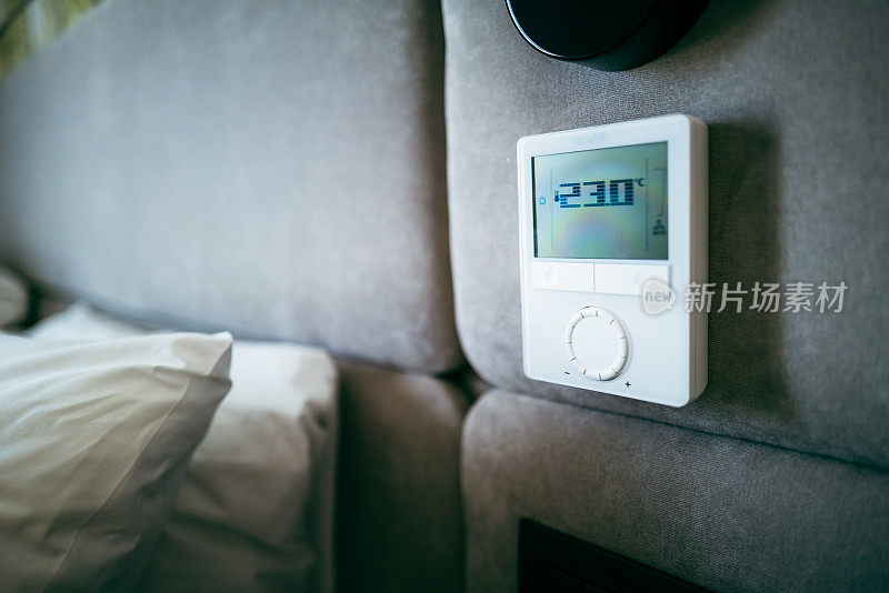现代智能恒温器在家庭卧室的关闭