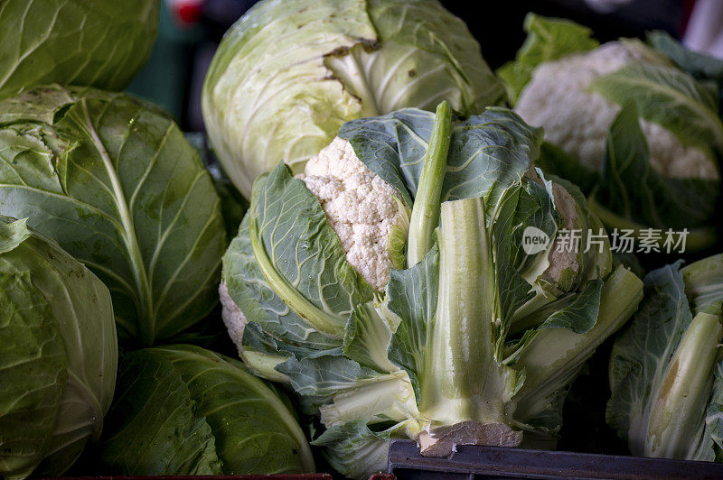 露天市场上的花椰菜。