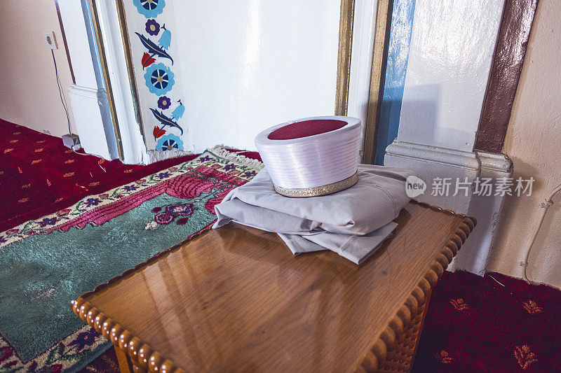 清真寺里伊玛目的桌子，夹克和帽子。