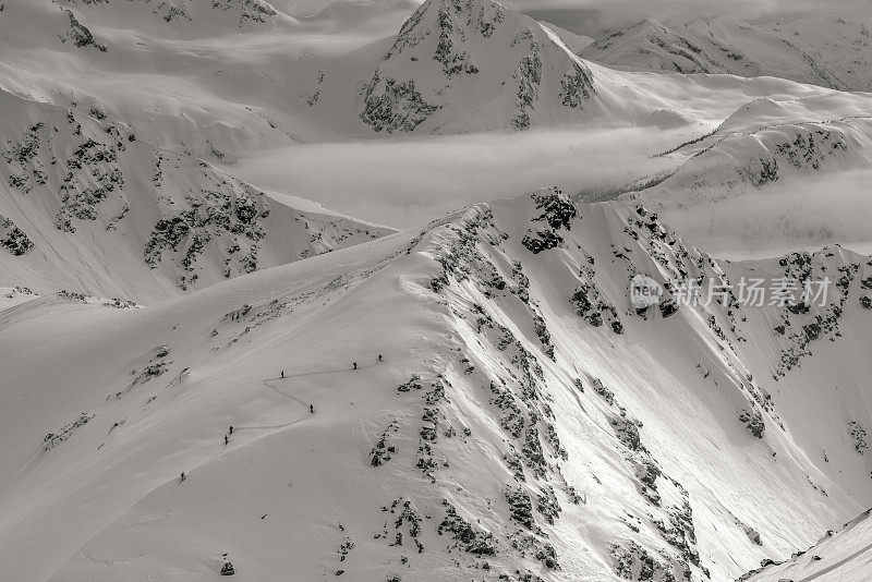 鸟瞰加拿大落基山脉的偏远滑雪者