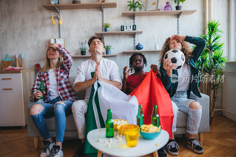 意大利球迷正在观看欧洲杯比赛
