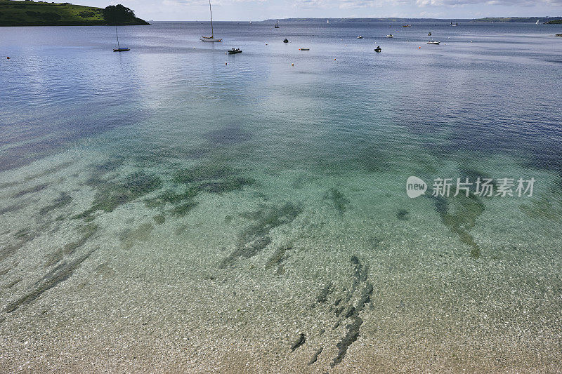 康沃尔的圣莫维斯，通往法尔河河口的浅海风景。