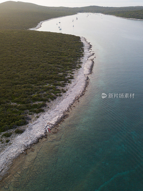 日落时海湾里的帆船