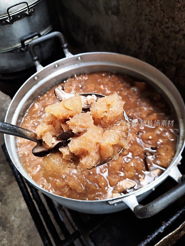 在炉子上煮鱼肚汤-食物准备。