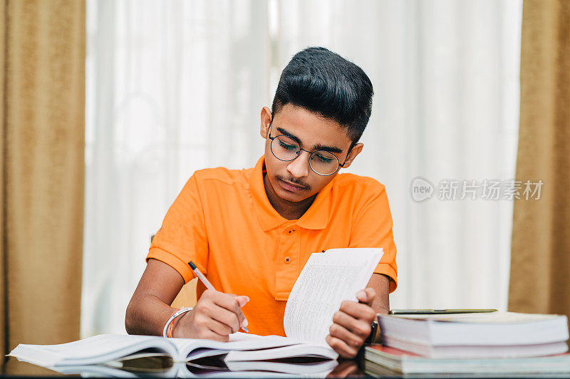 小男孩准备考试，在家学习。