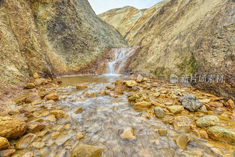 欧洲美丽独特的岛国冰岛的高地上的Landmannalaugar的令人叹为观止的彩色山丘