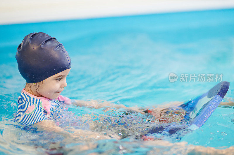 孩子和老师一起学游泳