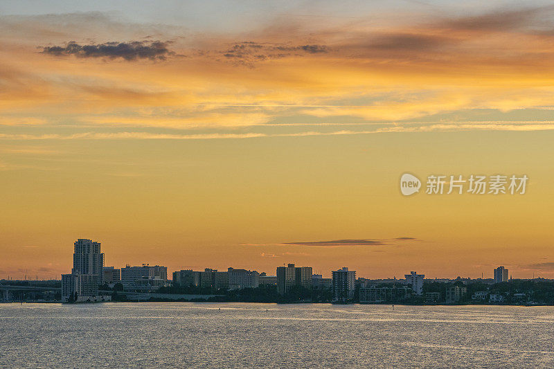 充满活力的日出在美丽的清水港与市中心的清水佛罗里达在背景