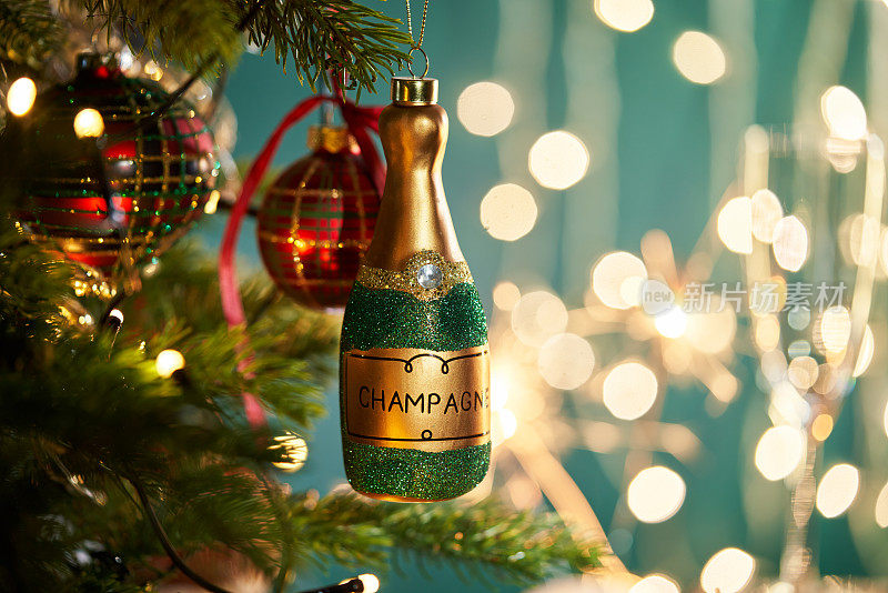 圣诞装饰香槟小玩意和节日灯