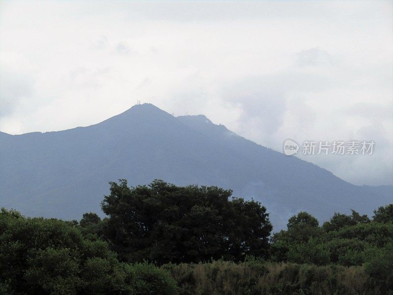 日本。8月。多云的筑波山。