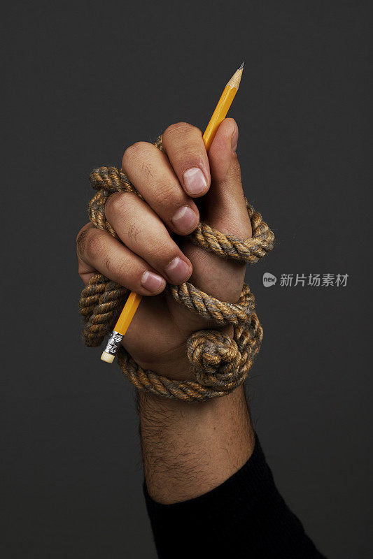 手用黄铅笔系着绳子