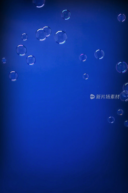蓝色背景上的肥皂泡有复制的空间