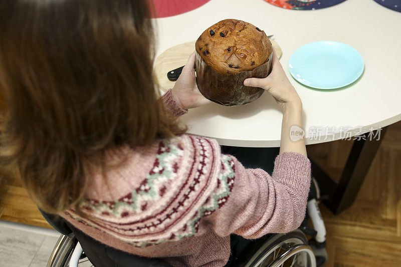 一个残疾的年轻女子在准备食物