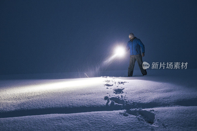 男人在深雪中寻找道路。