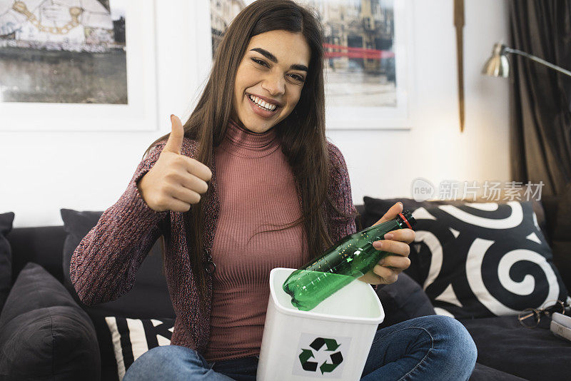一名年轻女子的肖像，展示回收利用是可以的