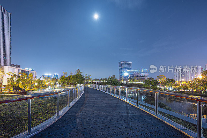 现代城市和道路拍摄在繁华的成都夜间