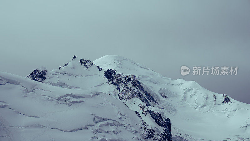 从空中俯瞰雄伟的阿尔卑斯山。覆盖着冰山和雪的尖峰